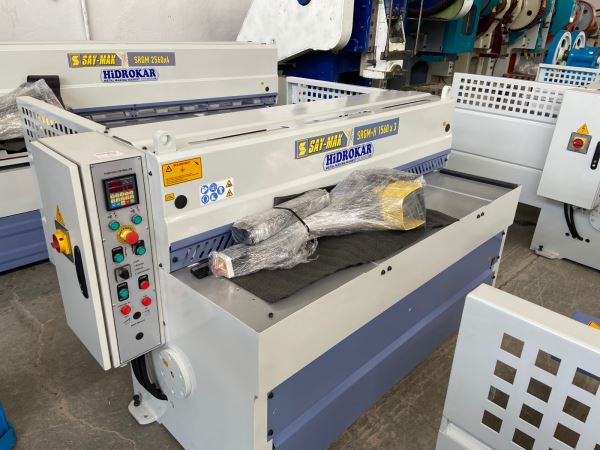 SAYMAK SRGM-H 1560 x 3mm NC DAYAMA REDİKTÖRLÜ GİYOTİN MAKAS