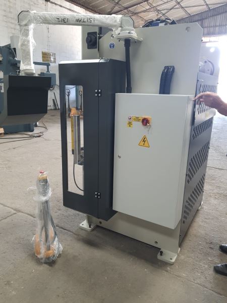 1250 x 30 Ton NC  Abkant Pres