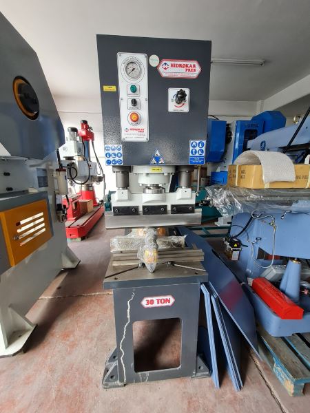 C TİP 30 TON HİDROLİK  PRES (MUTFAKÇI PRESİ)