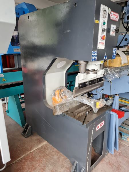 C TİP 30 TON HİDROLİK  PRES (MUTFAKÇI PRESİ)
