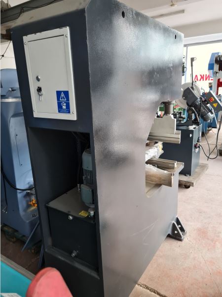 C TİP 30 TON HİDROLİK  PRES (MUTFAKÇI PRESİ)