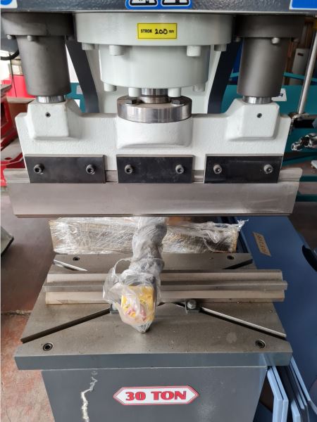 C TİP 30 TON HİDROLİK  PRES (MUTFAKÇI PRESİ)