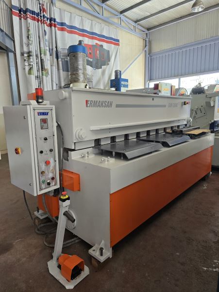 2006 MODEL ERMAKSAN GMR 2600 X 4MM REDÜKTÖRLÜ GİYOTİN MAKAS