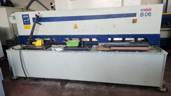 MVD 3100 x 6 MM MOTORLU ARKA DAYAMA HİDROLİK GİYOTİN MAKAS