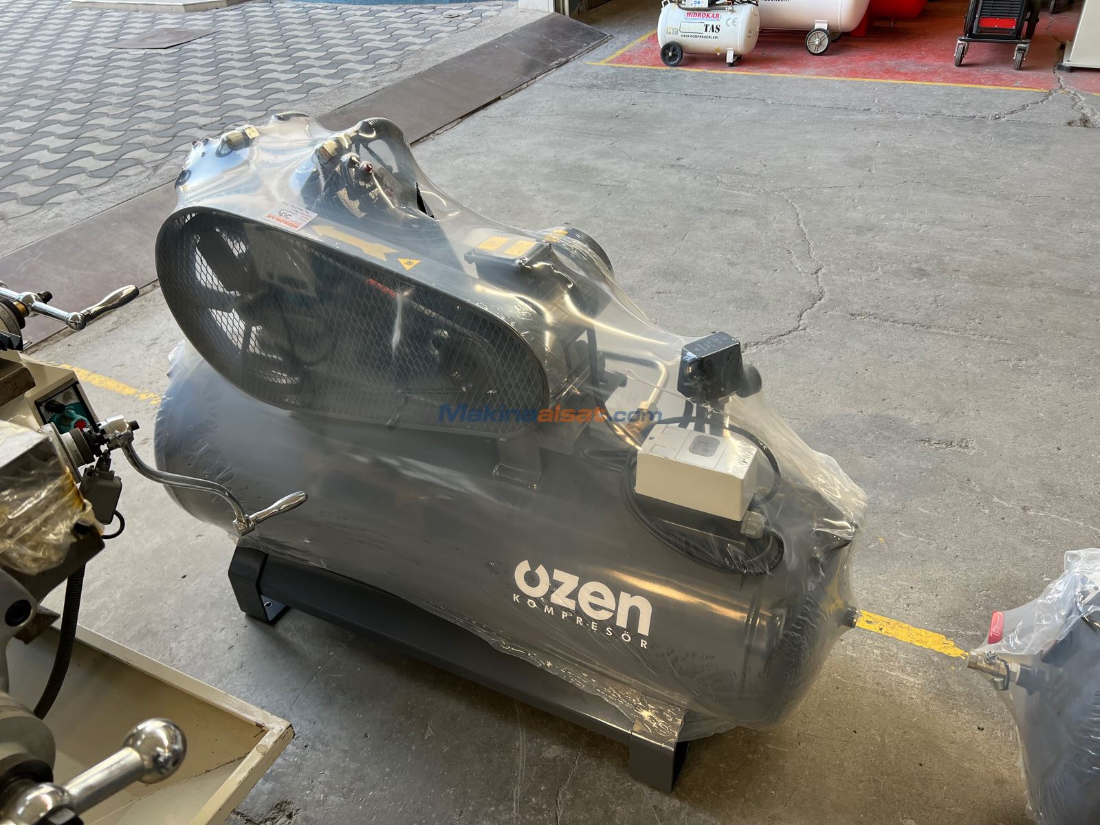ÖZEN TK-200/2x70 3 HP PİSTONLU KOMPRESÖR