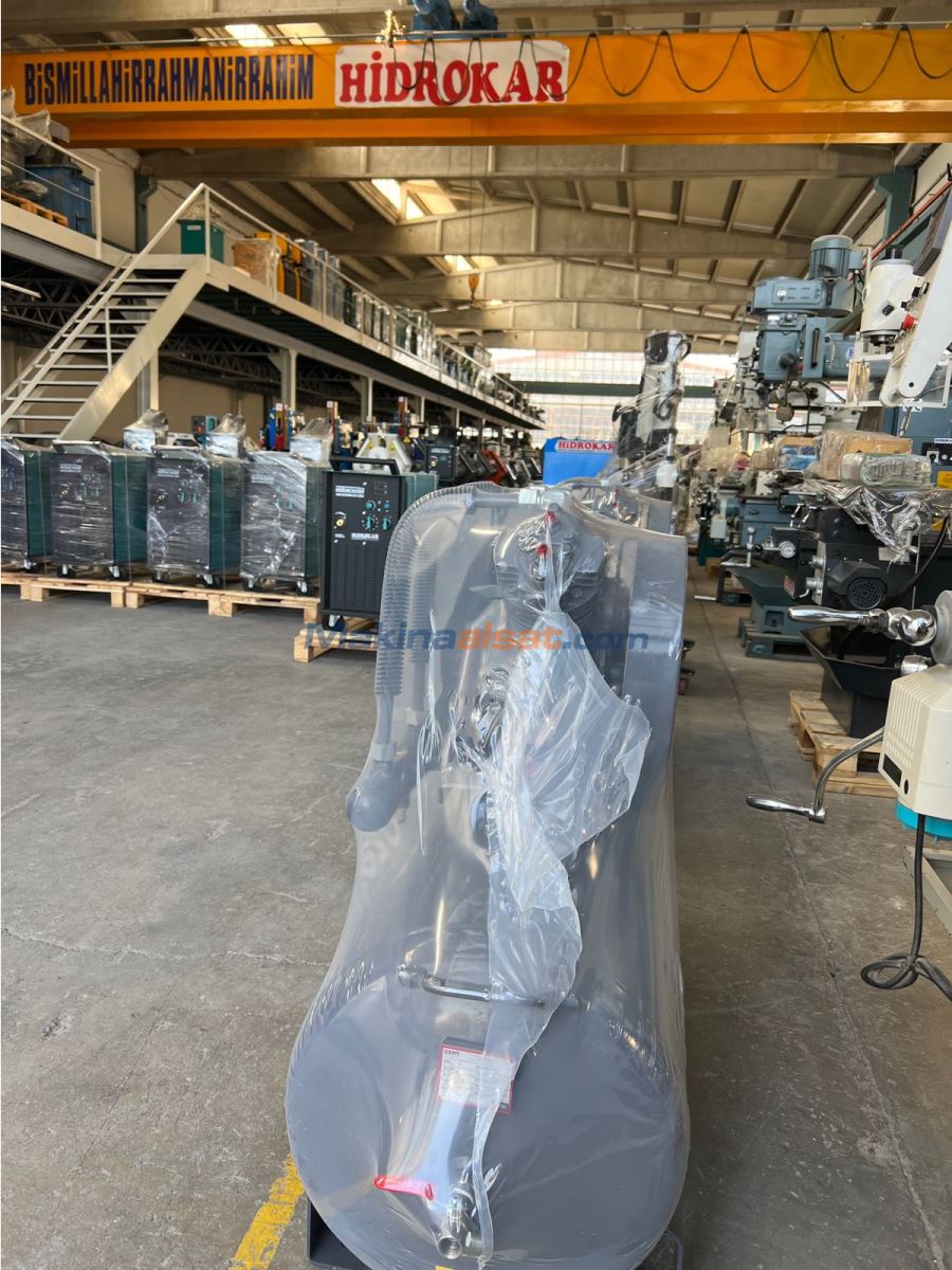 ÖZEN TK-200/2x70 3 HP PİSTONLU KOMPRESÖR