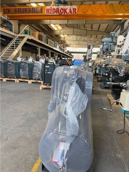 ÖZEN TK-200/2x70 3 HP PİSTONLU KOMPRESÖR