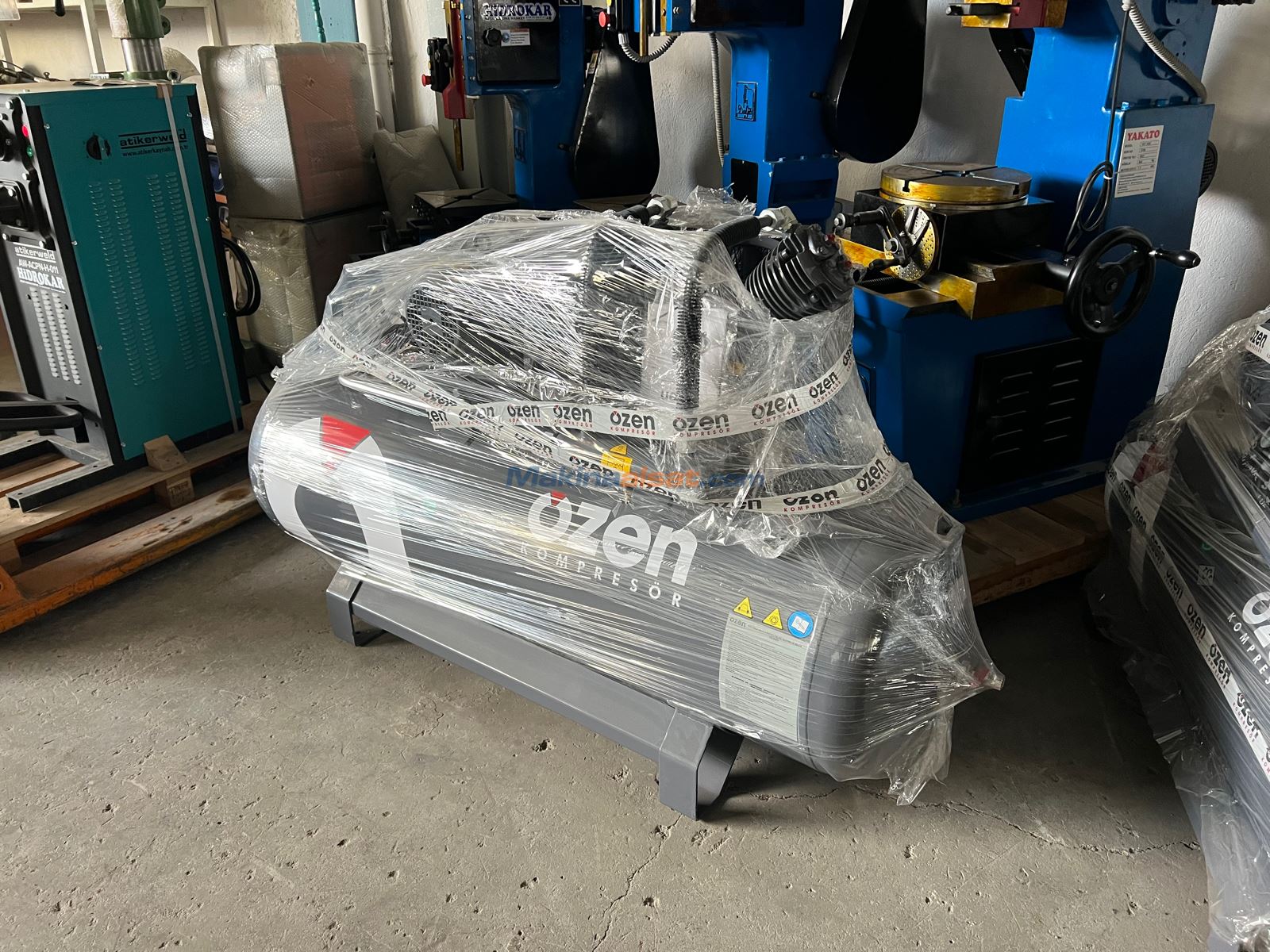 ÖZEN TK-300/2x90 4 HP 300 LİTRE PİSTONLU KOMPRESÖR