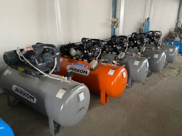AIRKOM 500 LİTRE 10 HP 3 KAFA PİSTONLU KOMPRESÖR