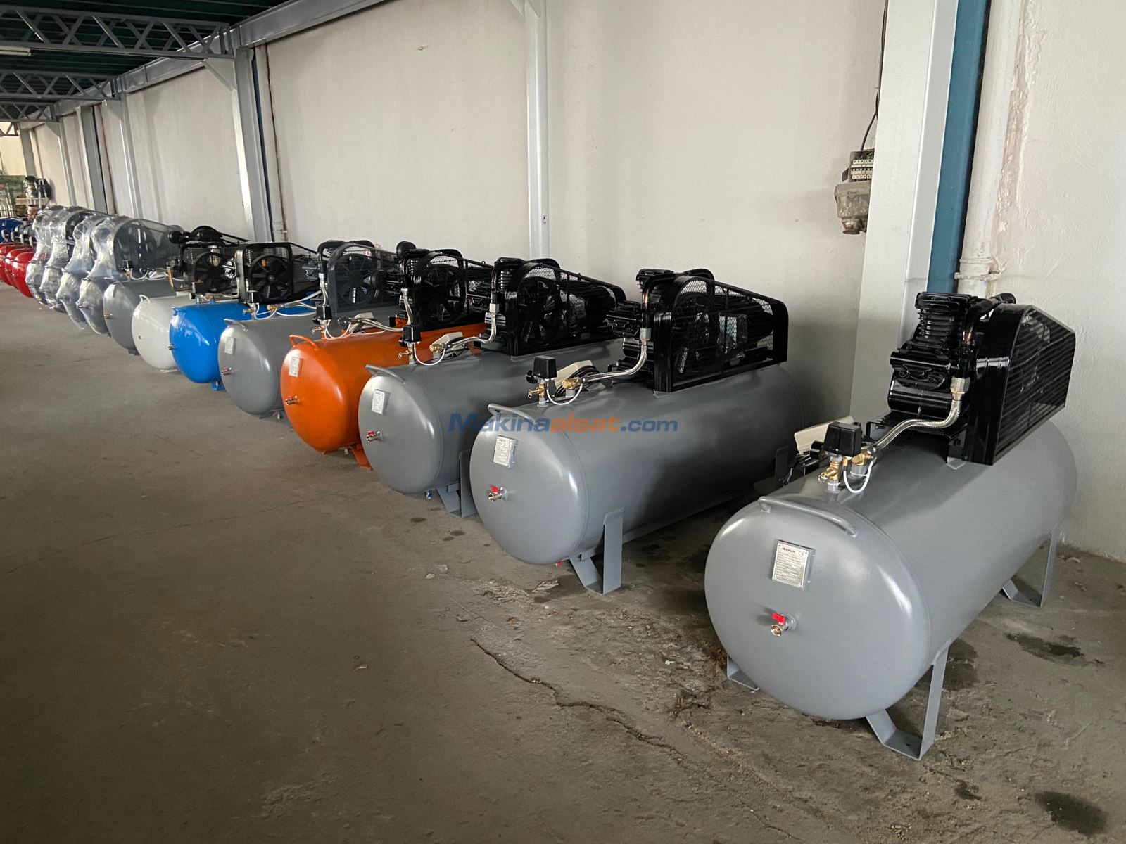 AIRKOM 500 LİTRE 10 HP 3 KAFA PİSTONLU KOMPRESÖR