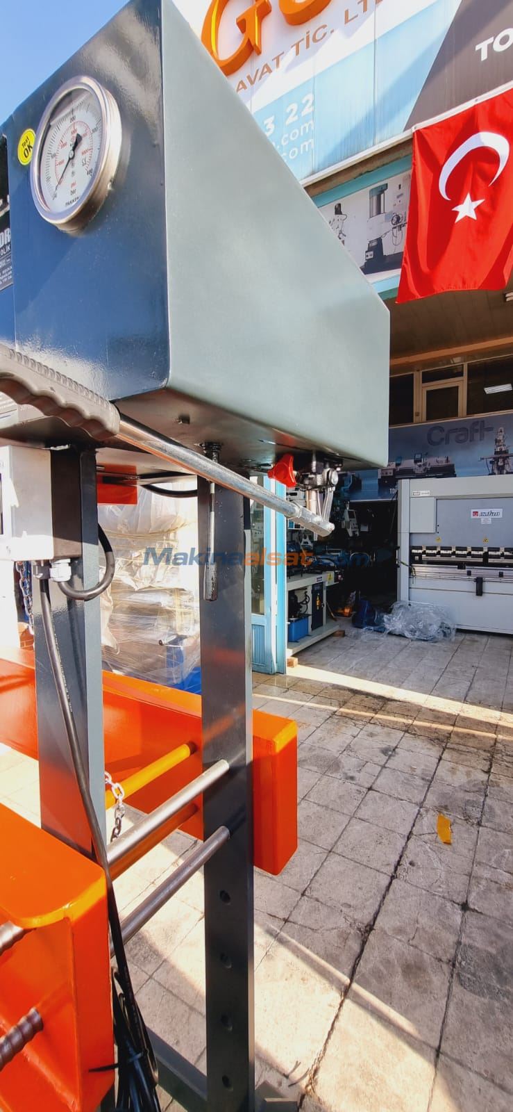 HİDROSUR 150 TON KOLLU MOTORLU GEZER KAFA HİDROLİK PRES