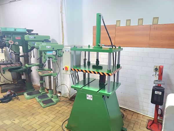 15 TON 56 x 60 HİDROLİK PRES