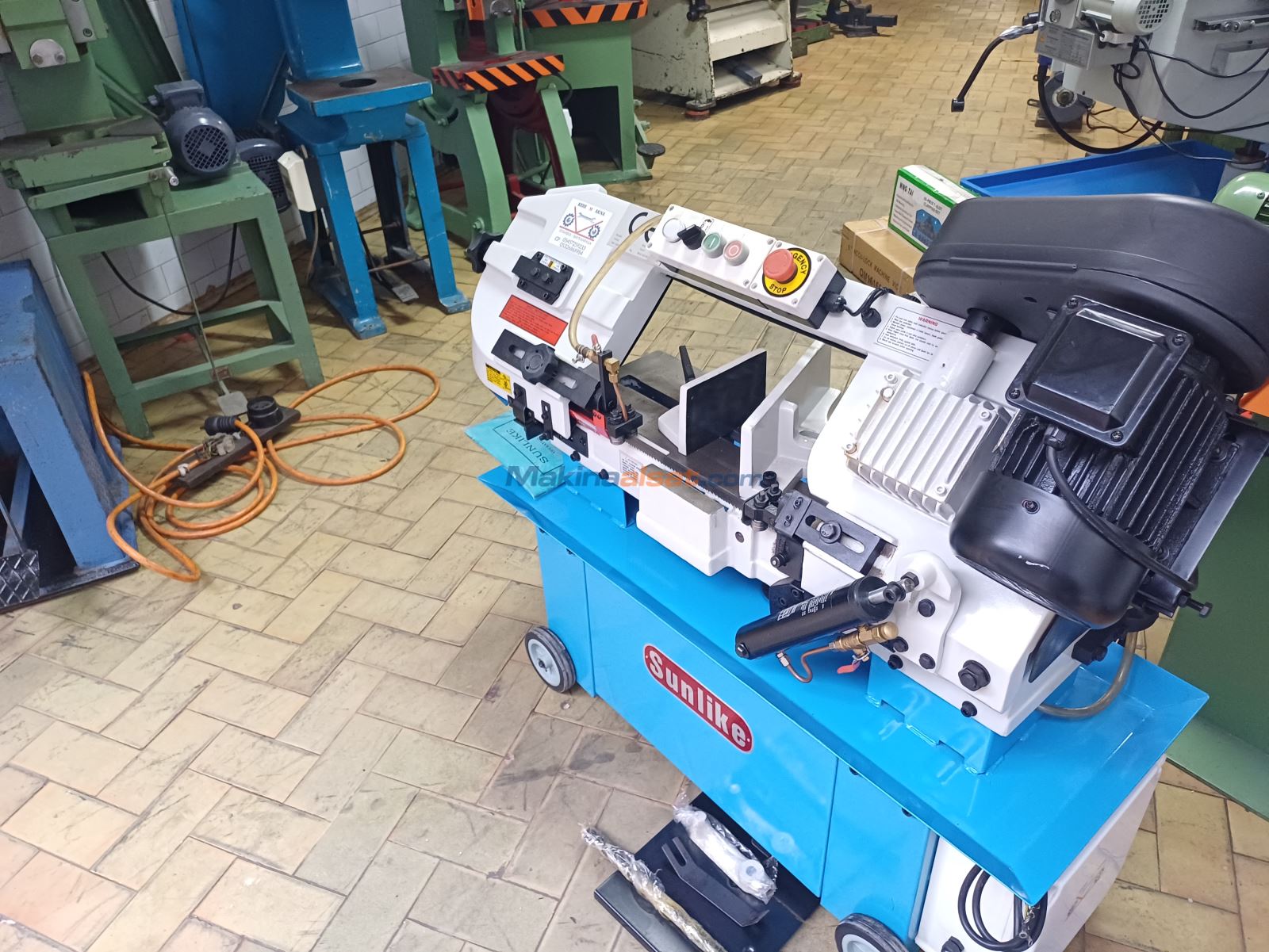 180 LİK SUNLİKE AÇILI ŞERİT TESTERE Used Band Sawing Machine