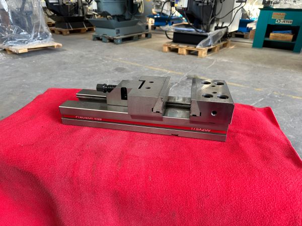 175x200 HASSAS CNC MENGENESİ