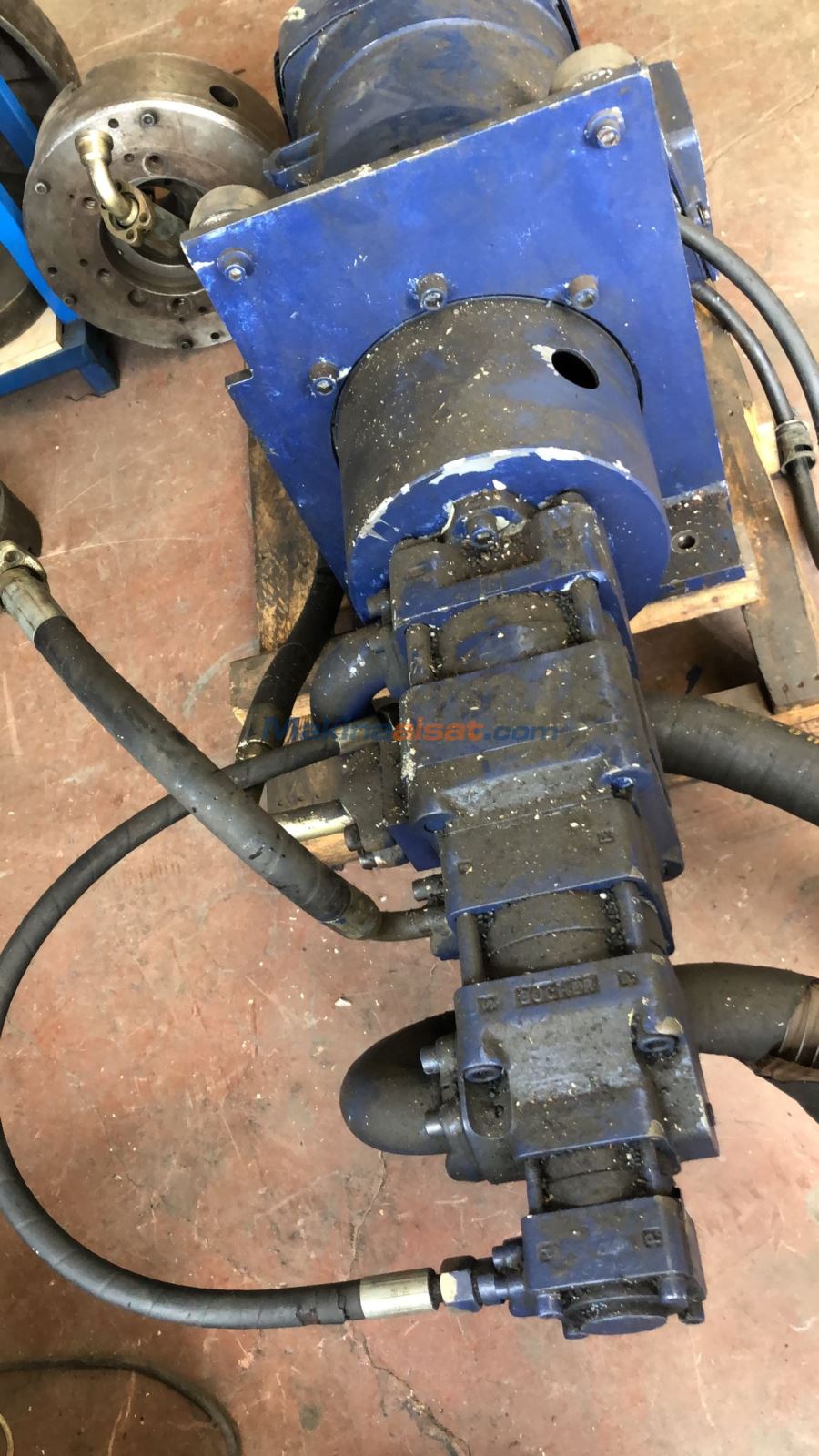 ÜÇ KADEMELİ PLASTİK ENJEKSİYON MAKİNASINDAN SÖKÜLMÜŞ HİDROLİK SİSTEM