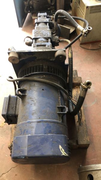 ÜÇ KADEMELİ PLASTİK ENJEKSİYON MAKİNASINDAN SÖKÜLMÜŞ HİDROLİK SİSTEM