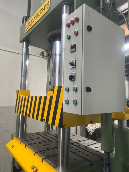 ÇELİKTAŞ 900 X 800 TABLA 200 TON HİDROLİK PRES