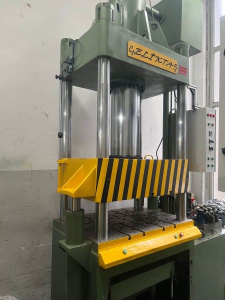 ÇELİKTAŞ 900 X 800 TABLA ÖLÇÜSÜ 180 TON HİDROLİK PRES