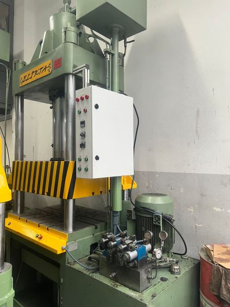 ÇELİKTAŞ 900 X 800 TABLA ÖLÇÜSÜ 180 TON HİDROLİK PRES