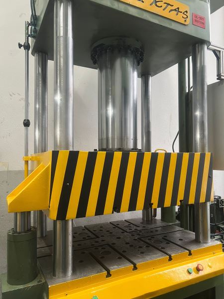 ÇELİKTAŞ 900 X 800 TABLA ÖLÇÜSÜ 180 TON HİDROLİK PRES