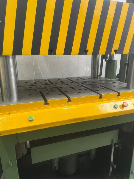 ÇELİKTAŞ 900 X 800 TABLA ÖLÇÜSÜ 180 TON HİDROLİK PRES