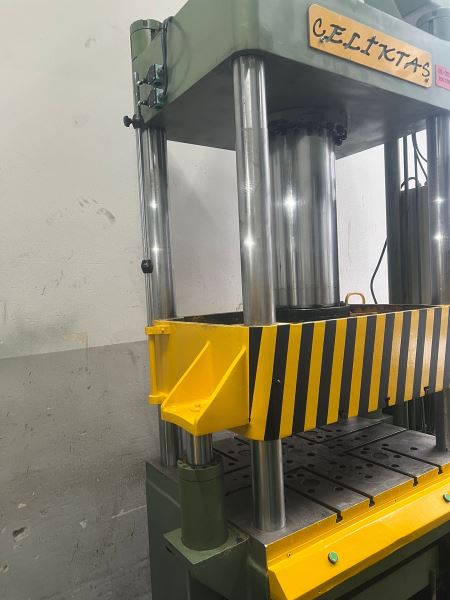 ÇELİKTAŞ 900 X 800 TABLA ÖLÇÜSÜ 180 TON HİDROLİK PRES