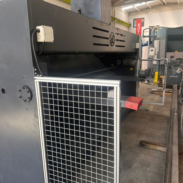 DENER MARKA 3000 x 6 MM CNC HİDROLİK GİYOTİN MAKAS