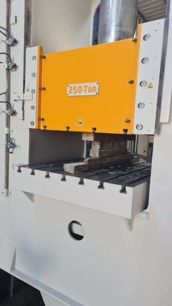 TOMRUK 250 TON ÇİFT TESİRLİ HİDROLİK PRES