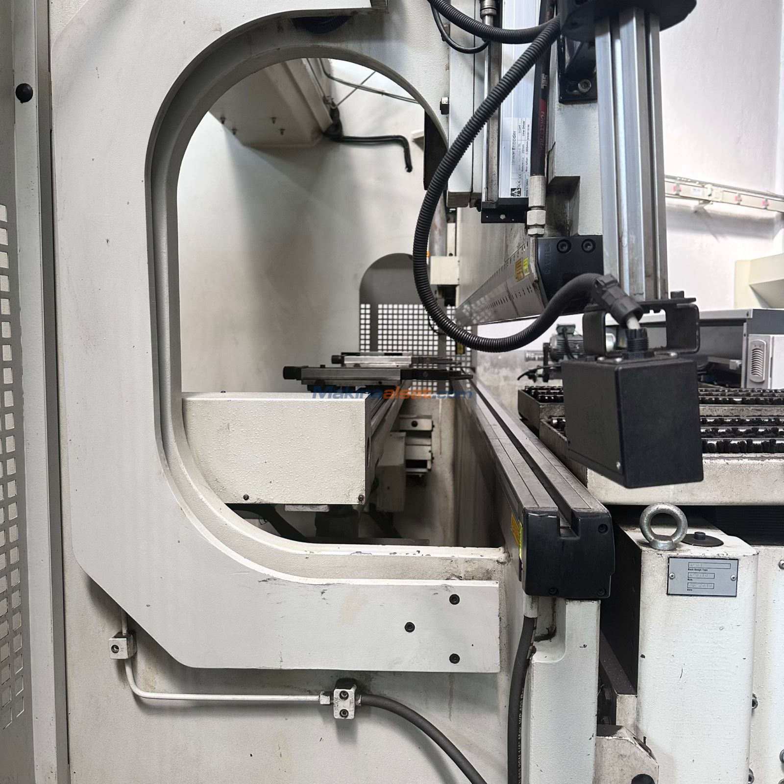 Satılık ikinci el MVD MARKA 3 X120 TON 8 EKSEN CNC HİDROLİK ABKANT