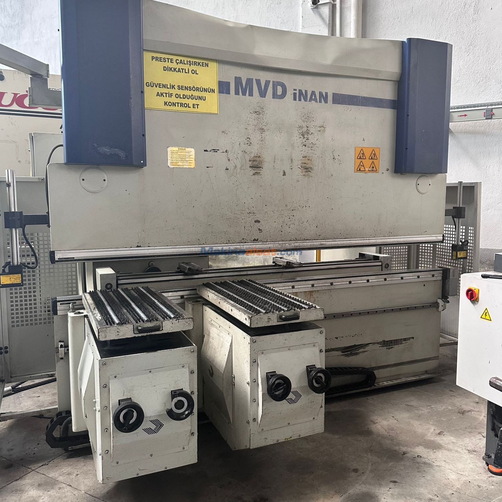 Satılık ikinci el MVD MARKA 3 X120 TON 8 EKSEN CNC HİDROLİK ABKANT