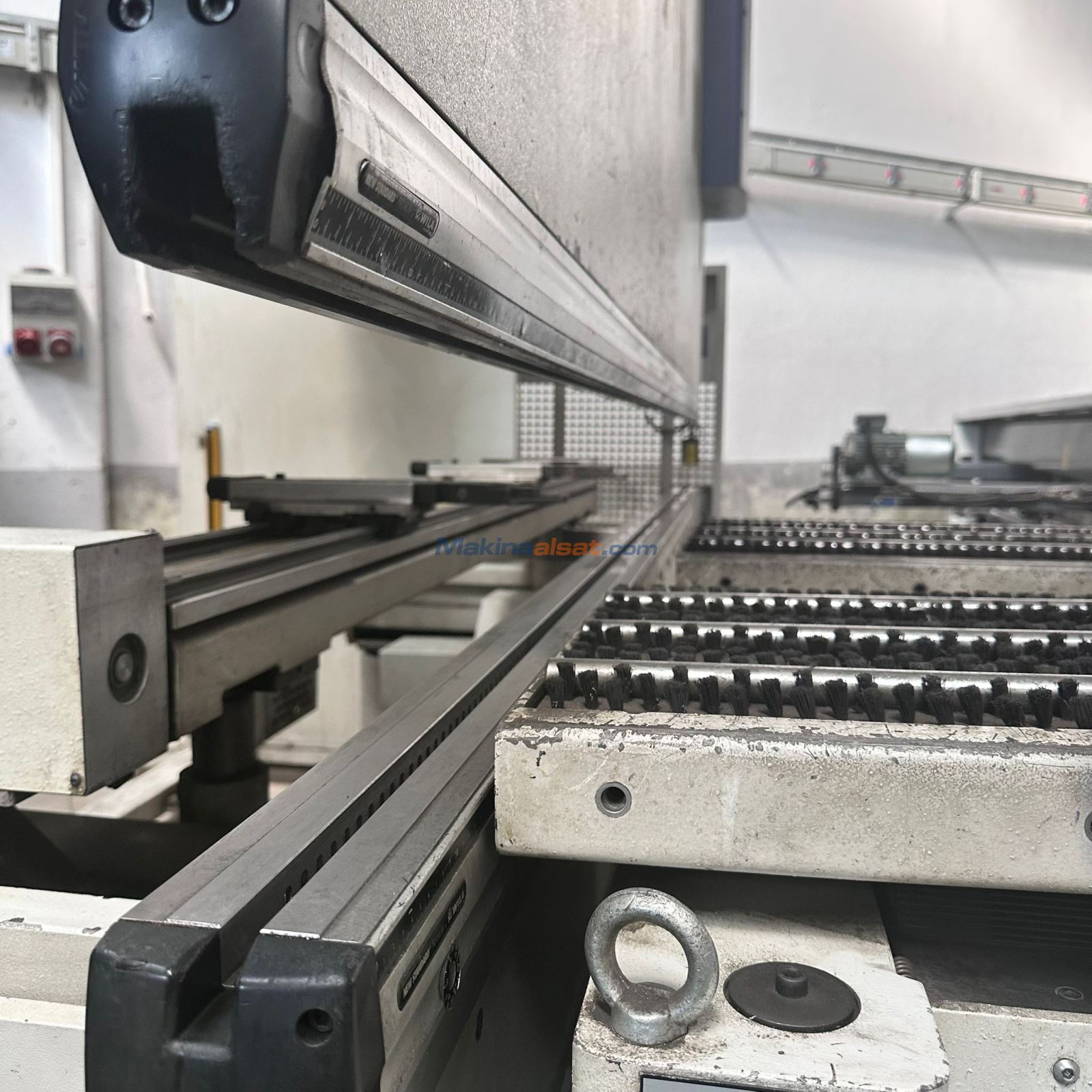 Satılık ikinci el MVD MARKA 3 X120 TON 8 EKSEN CNC HİDROLİK ABKANT