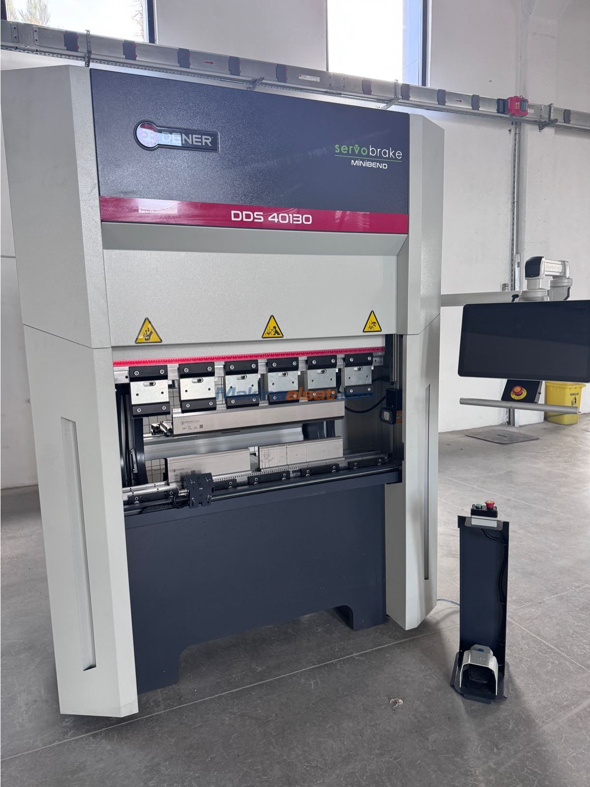 DENER 1300 x 40 TON SERVO VİDALI ABKANT PRES