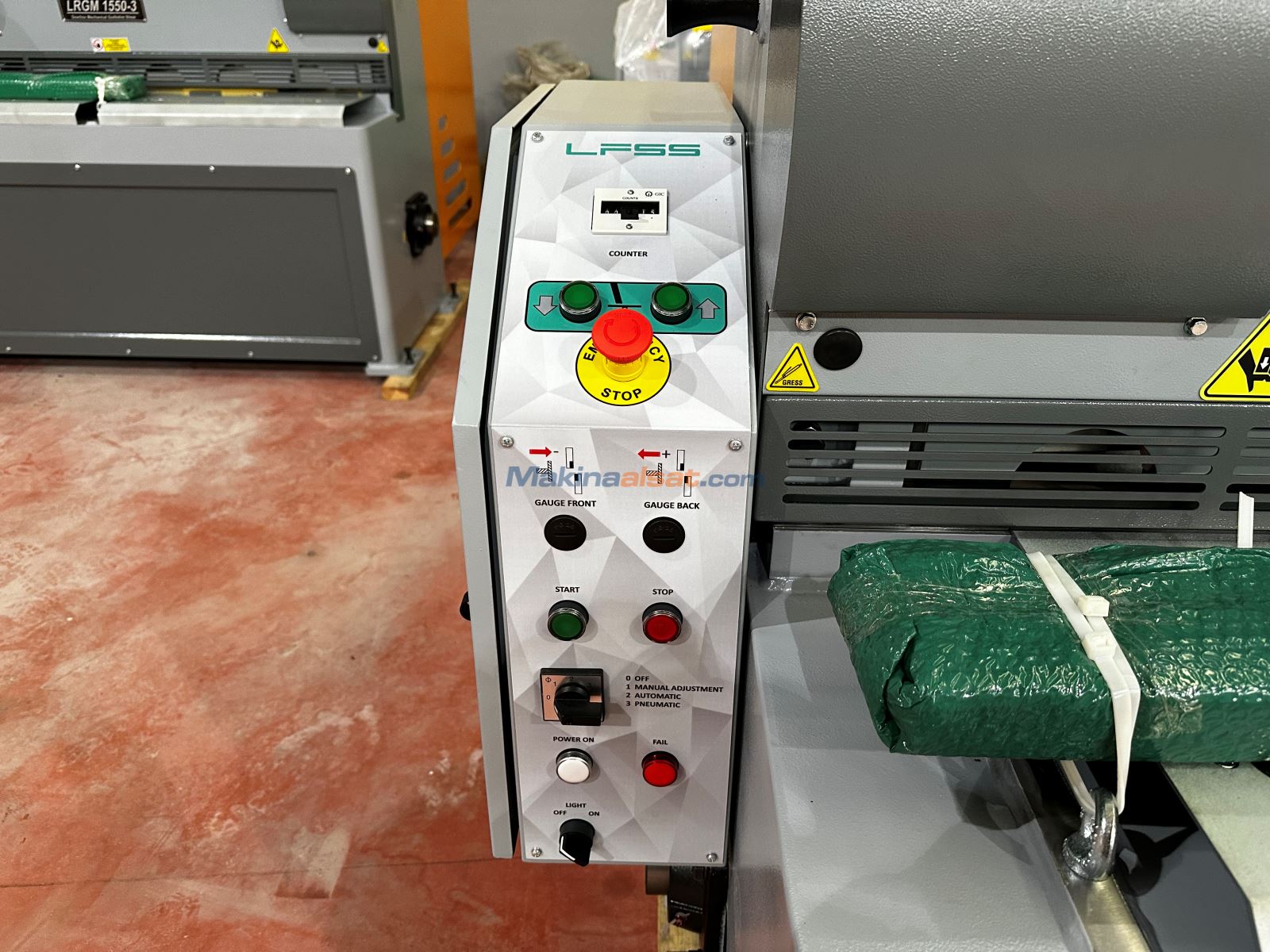 ŞAHİNLER LRGM 1350X3 MM. REDÜKTÖRLÜ GİYOTİN MAKAS