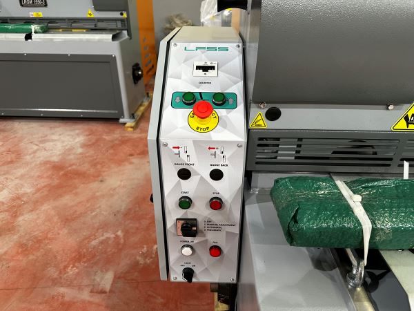 ŞAHİNLER LRGM 1350X3 MM. REDÜKTÖRLÜ GİYOTİN MAKAS