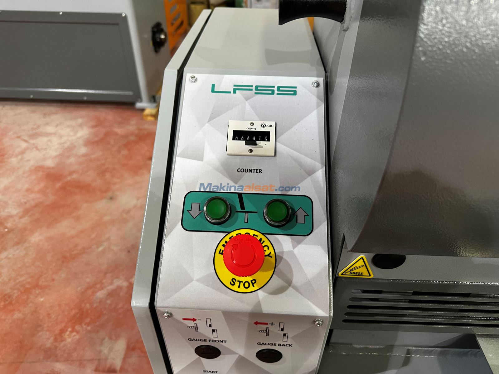 ŞAHİNLER LRGM 1350X3 MM. REDÜKTÖRLÜ GİYOTİN MAKAS