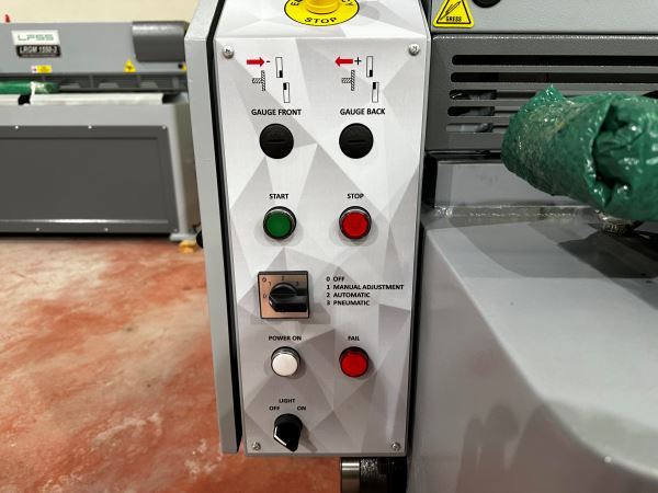ŞAHİNLER LRGM 1350X3 MM. REDÜKTÖRLÜ GİYOTİN MAKAS