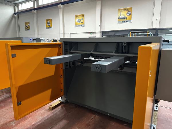 ŞAHİNLER LRGM 1350X3 MM. REDÜKTÖRLÜ GİYOTİN MAKAS