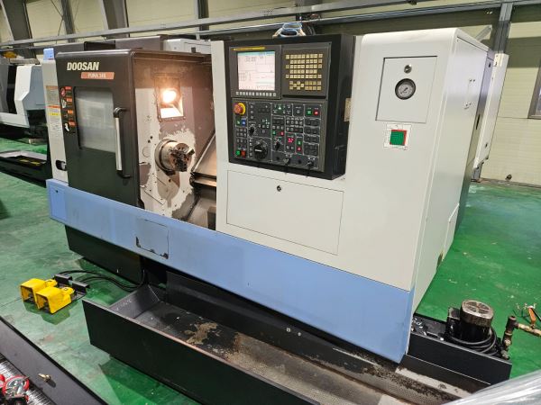 2011 Model DOOSAN PUMA 240B CNC TORNA