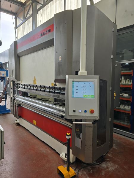 2015 MODEL HİLALSAN 3100 x 220 TON 4 EKSEN MOTORLU BOMBELEMELİ CNC ABKANT PRES