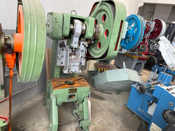 TEMİZ TAKAS OLUR DİRİNLER 30 TON EKSANTRİK PRES