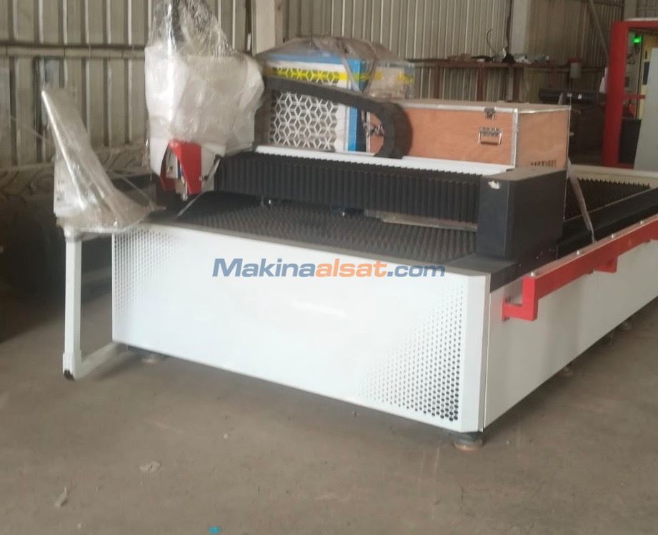 ÇİN MALİ 1500 x 3000  3 KW FİBER LAZER