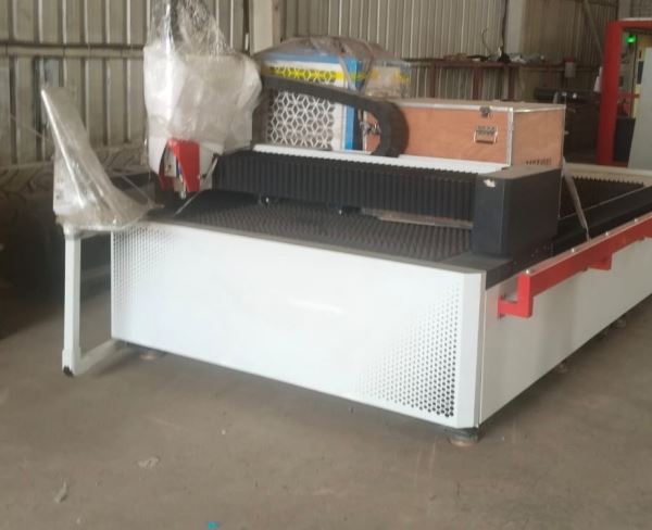 ÇİN MALİ 1500 x 3000  3 KW FİBER LAZER