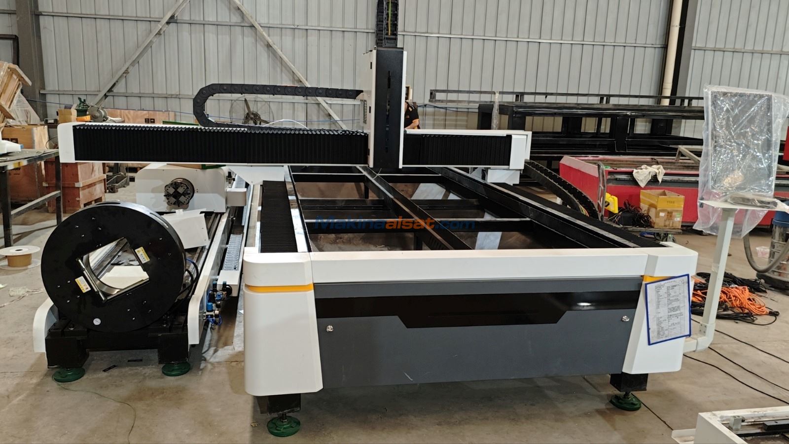 ÇİN MALİ 1500x3000 MM BORU KESMELİ 250 x 6000 MM 3 KW Fiber Lazer