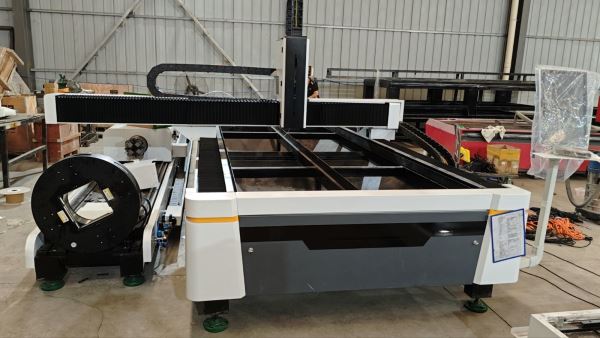 ÇİN MALİ 1500x3000 MM BORU KESMELİ 250 x 6000 MM 3 KW Fiber Lazer