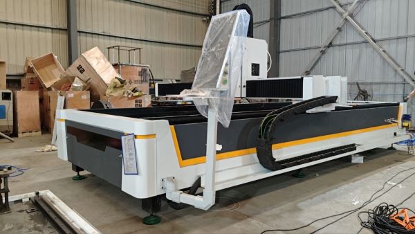ÇİN MALİ 1500x3000 MM BORU KESMELİ 250 x 6000 MM 3 KW Fiber Lazer