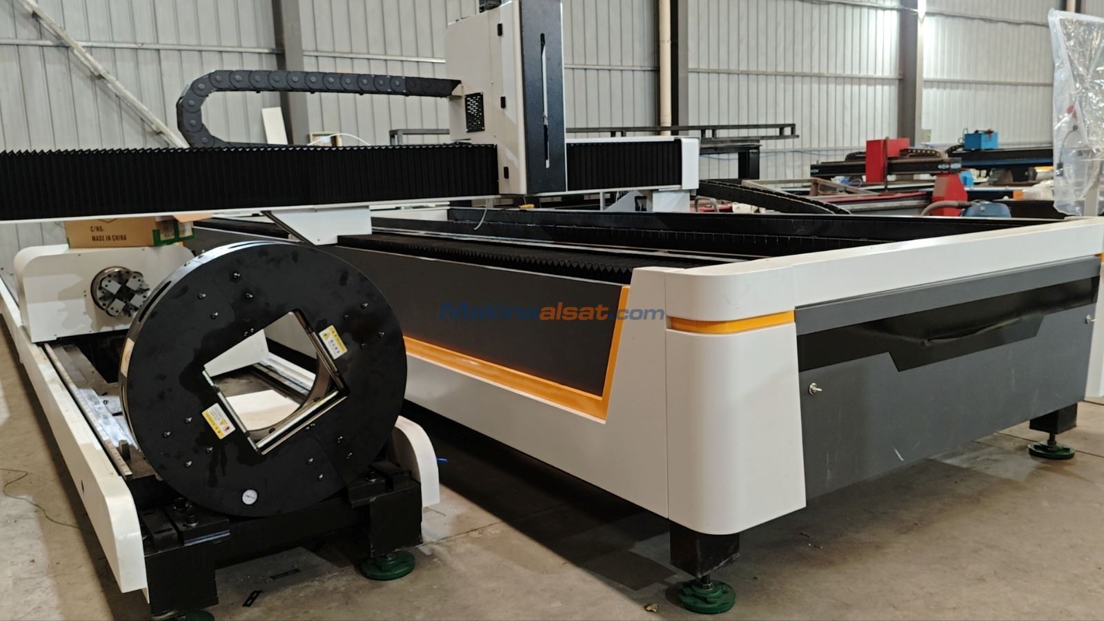ÇİN MALİ 1500x3000 MM BORU KESMELİ 250 x 6000 MM 3 KW Fiber Lazer