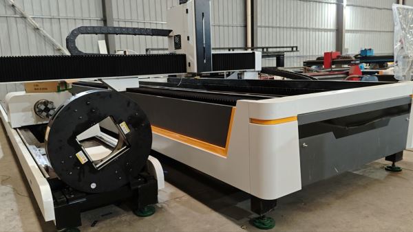 ÇİN MALİ 1500x3000 MM BORU KESMELİ 250 x 6000 MM 3 KW Fiber Lazer