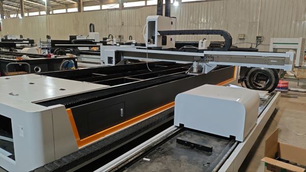 ÇİN MALİ 1500x3000 MM BORU KESMELİ 250 x 6000 MM 3 KW Fiber Lazer
