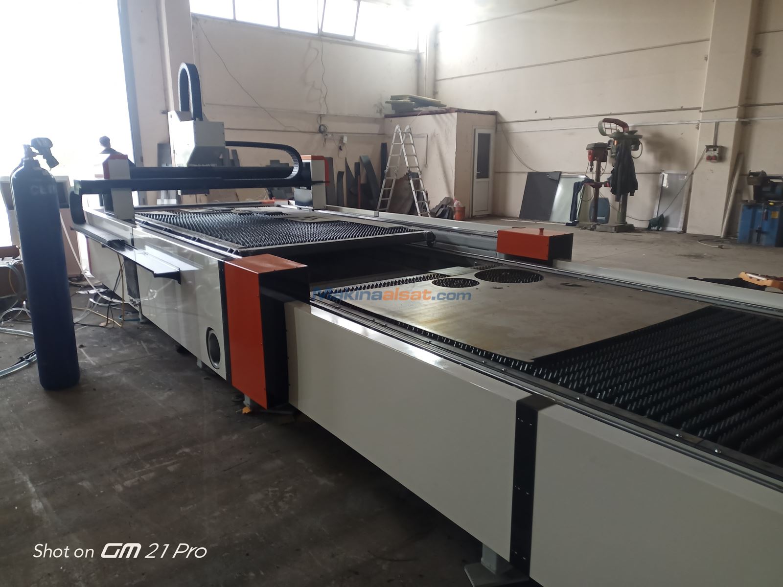 YERLİ MALI 1500x3000 MM 6 kW ÇİFT TABLA FİBER LAZER
