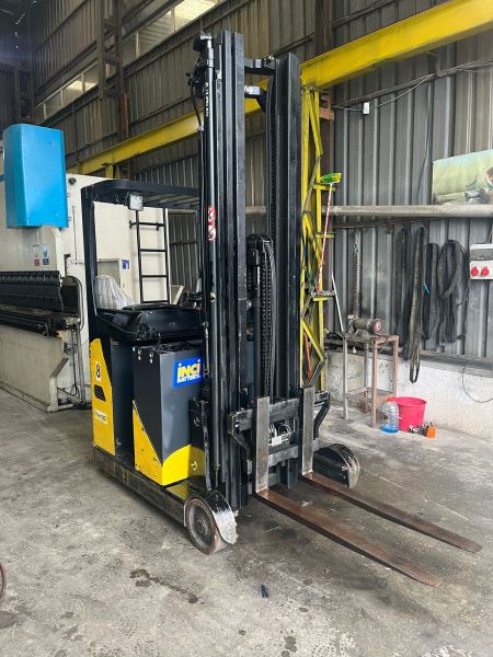 KOMATSU 1,4 TON AKÜLÜ YAN FORKLİFT